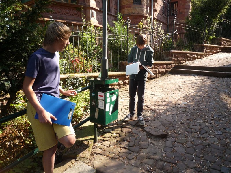 P1110065 k.jpg - Boys‘ Day 2013 beim Amt für Wirtschaftsförderung der Stadt Heidelberg – „mit dem Kümmerer unterwegs in der Altstadt“. (Foto: Stadt Heidelberg)